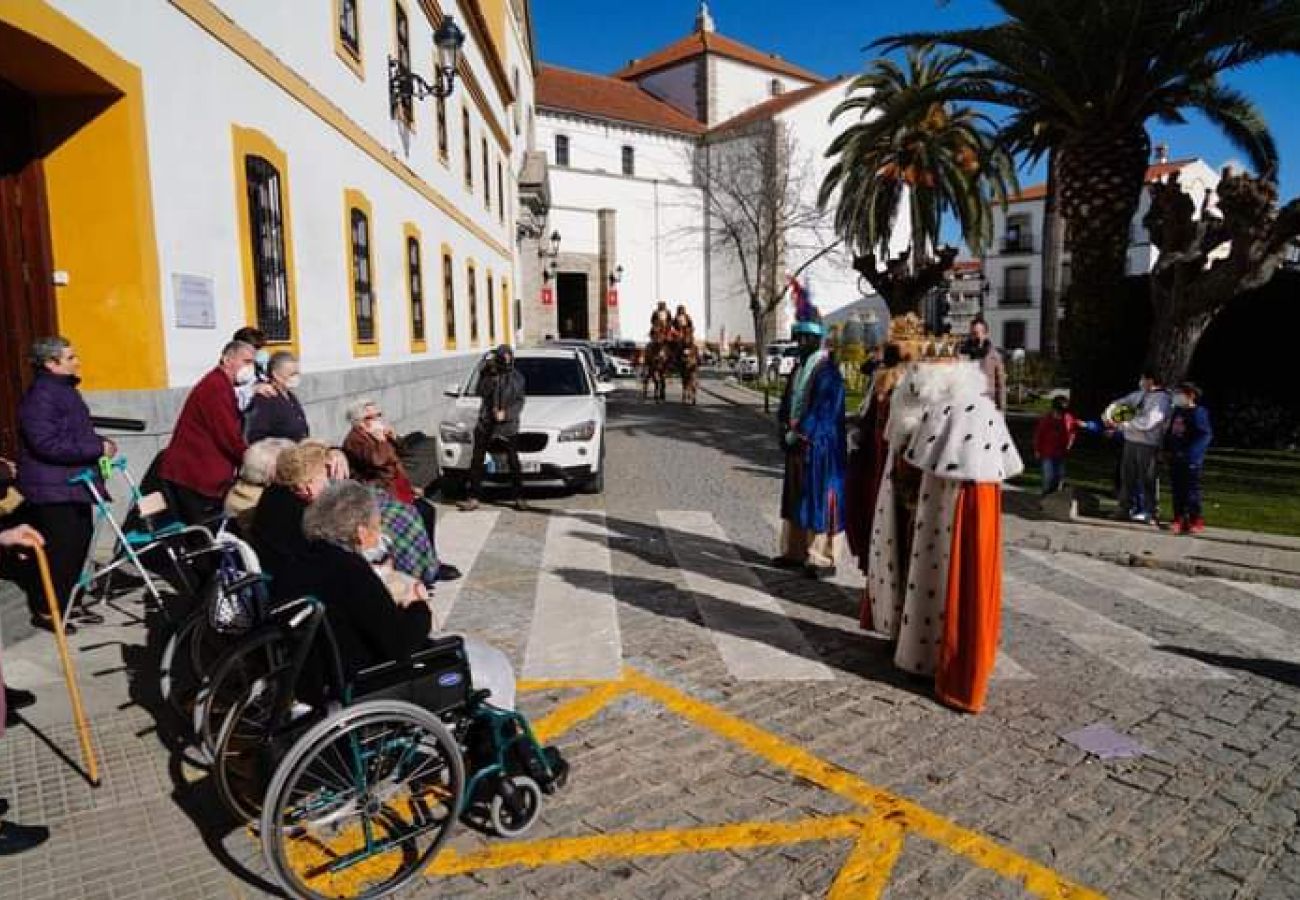 Visita de los Reyes Magos a los centros Jesús Nazareno
